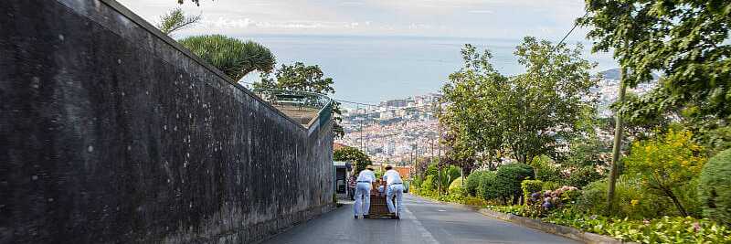 Bei jeder Madeira Korbschlittenfahrt sind zwei Lenker mit dabei
