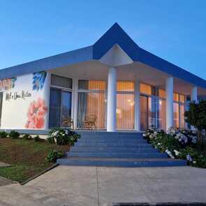 Mil-e-uma-noites-farbiges-haus-blumenfassade