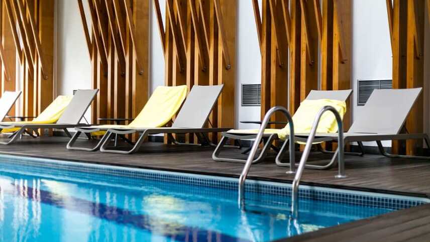 Ponta-delgada-hotel-indoor-pool-design-liegen-holzstruktur