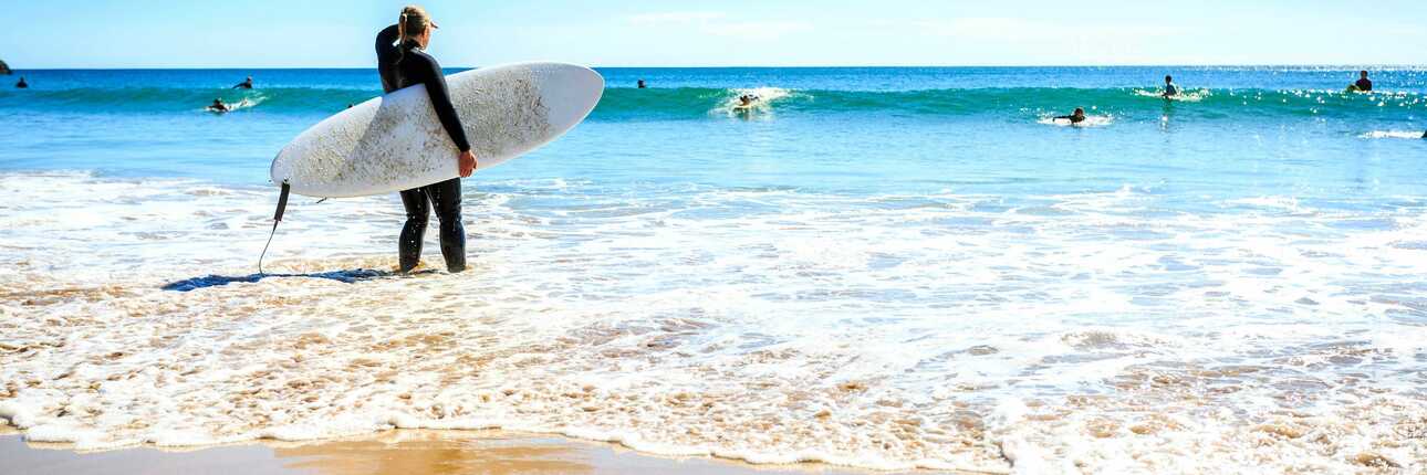 Surfer am Strand in der Küstenstadt Viana do Castelo