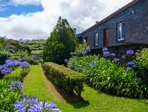 Tradicampo - Casa da Fonte auf Sao Miguel, idyllisches Landhaus mit blühenden Gärten und entspannter Atmosphäre inmitten grüner Natur.