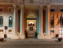 Eindrucksvolle Fassade des Hotels Vila Galé Collection São Miguel bei Nacht mit beleuchtetem Eingangsbereich und Flaggen.