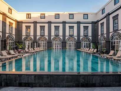 Vila Gale Collection Hotel auf Sao Miguel, eleganter Innenhof mit großzügigem Pool und komfortablen Liegen für entspannten Urlaub bei picotours.