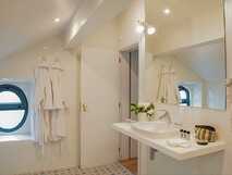 Herdade do Ananas auf Sao Miguel, lichtdurchflutetes Badezimmer mit modernem Design und gemütlicher Atmosphäre für erholsame Urlaubsmomente.