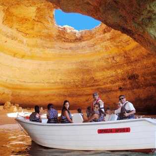Die Algarve mit dem Katamaran Ophelia und Beiboot erkunden
