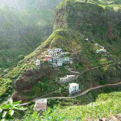 Wie ein Adlernest im Fels trohnt das Dorf Fontainhas auf der Kapverdeninsel Santo Antao