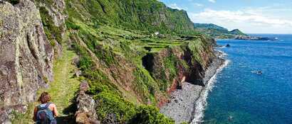 Der Weg nach Faja Grade auf Flores ist eine der schönsten Küstenwanderungen auf den Azoren. Diese Tour ist einer der Höhepunkte Ihrer Azoren Mietwagen Rundreise in 21 Tagen