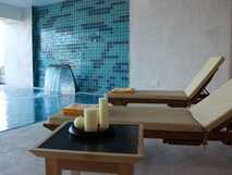 Hotel Pedras do Mar auf Sao Miguel, entspannender Spa-Bereich mit Ruhezone und beruhigendem Wasserfall – ideal zum Wohlfühlen bei Picotours.