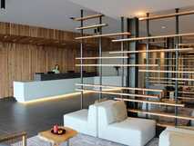 Hotel Pedras do Mar auf Sao Miguel, moderne und einladende Hotellobby mit stilvollem Holzakzent, perfekter Startpunkt für Ihren Paradies-Urlaub – picotours.