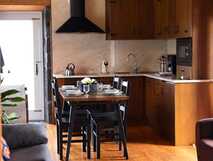 Adegas do Pico – Gemütliche moderne Küche mit Esstisch und Wohnbereich.