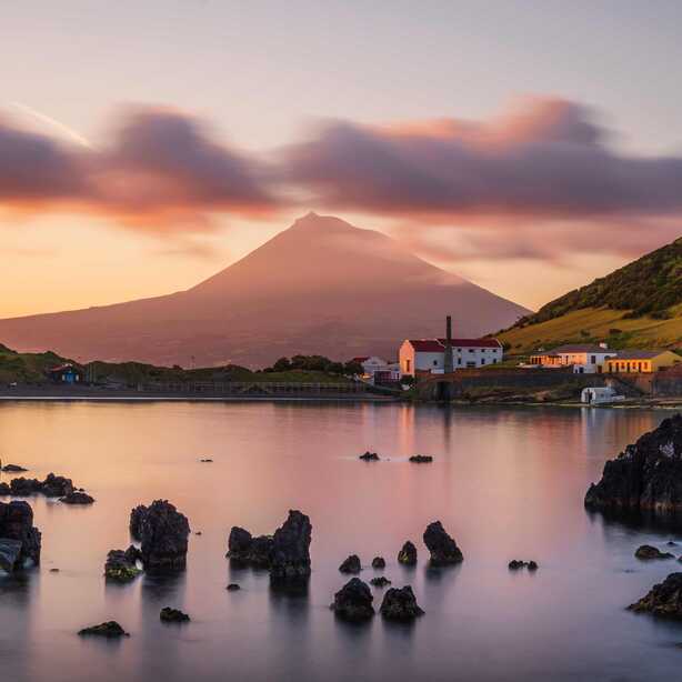 Blick von Faial auf den Berg Pico bei Sonnenuntergang auf den Azoren im November