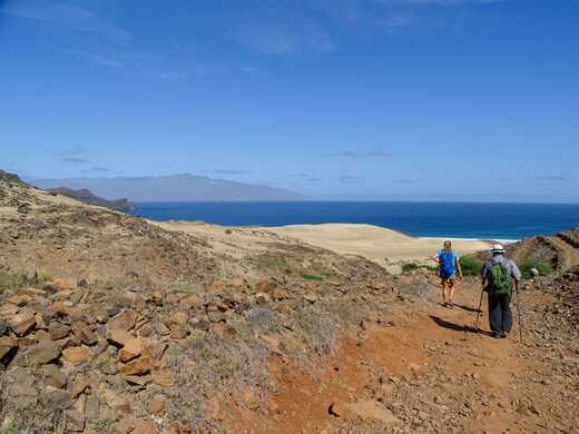 Küstenwanderung durch karge Vulkanlandschaft auf Sao Vicente