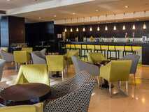 Hotel Azoris Royal Garden auf Sao Miguel, stilvolle und moderne Bar mit gemütlichen Sitzbereichen für entspannte Abende bei Picotours.