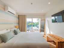 Helles Doppelzimmer in der Casa Contador mit Fernseher, Naturblick und geschmackvoller Einrichtung.