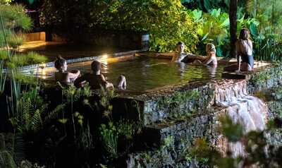 Ein besonderes Erlebnis bei Nacht - das Thermalbad Poça da Dona Beija Lomba das Barracas im Ort Furnas in Portugal