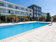 Apartamentos Acorsonho auf Sao Miguel, modernes Apartmenthotel mit großem Außenpool und entspannter Atmosphäre, ideal für sonnige Urlaubstage.