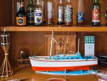 Guesthouse Comodoro auf Flores, stilvolle Dekoration mit maritimem Flair und regionalen Spezialitäten.