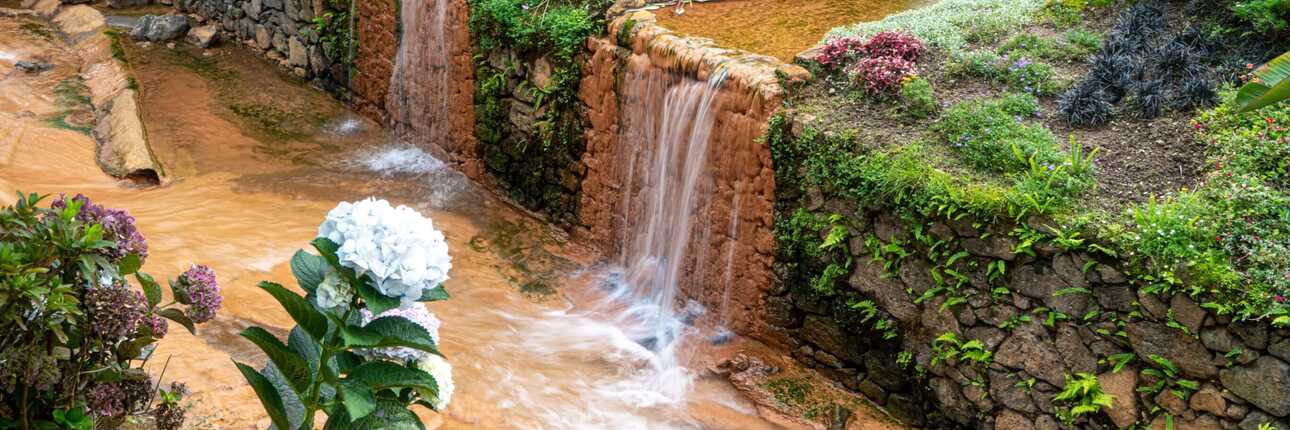 Traditionelle Badefreuden im Thermalbad Poca Dona Beija auf der Azoreninsel Sao Miguel