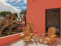 Herdade do Ananás: Sonnige Terrasse mit Holzstühlen in Ponta Delgada – stilvolle Erholung nahe Ananasplantagen