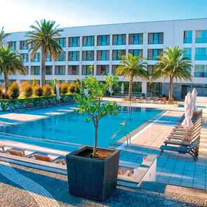 Hotel-azoris-royal-garden-pool-palmen