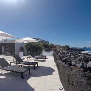 Hotel-baia-da-barca-pool-liegen-meerblick