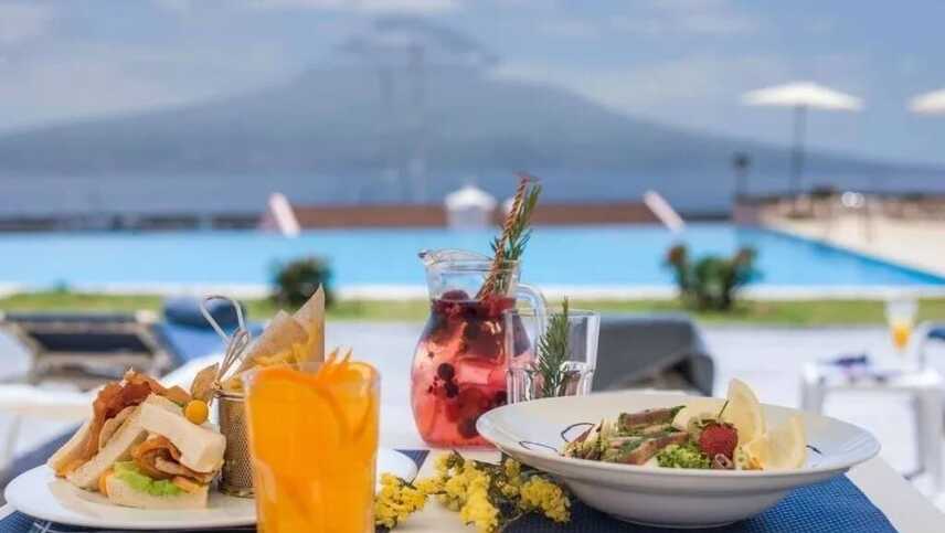 Hotel-faial-garden-poolbar