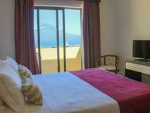 Hotel Horta auf Faial, gemütliches Zimmer mit Blick auf den Hafen und den Vulkan – perfekte Unterkunft für erholsame Tage.