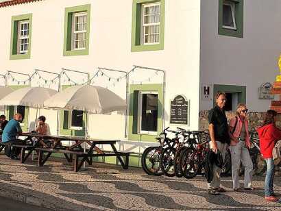 Gemütliche Hotelterrasse des Whale’come ao Pico mit Café und Blick auf das Straßengeschehen in Lajes do Pico