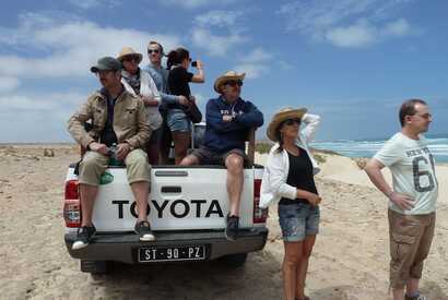 Familie macht eine abenteuerliche Jeep-Tour entlang der Küste der Kapverden – spannendes Erlebnis für Groß und Klein.