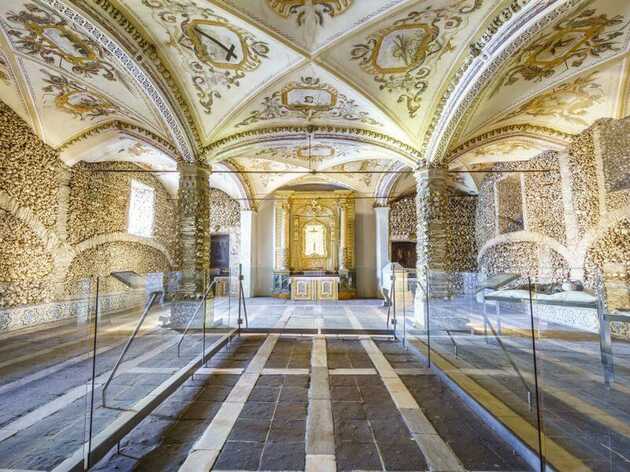 Blick in die Knochenkapelle der Gebeine – UNESCO Weltkulturerbe Portugal - die Wände sind mit menschlichen Knochen "verziert".