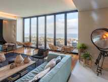 Sensi Azores Nature & Spa auf Sao Miguel – stilvoller Lounge-Bereich mit Panoramablick auf den Atlantik, perfekte Verbindung von Komfort und Natur.