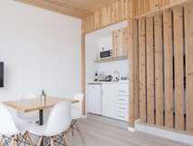 Modernes, gemütliches Apartment mit Holz-Akzenten und voll ausgestatteter Küchenzeile – perfekter Rückzugsort für Ihren Urlaub bei picotours.