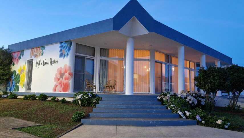 Mil-e-uma-noites-farbiges-haus-blumenfassade