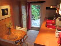 O Palheiro auf Flores, gemütliche Küche mit Blick auf den Garten.