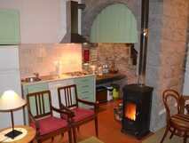 Tradicampo - Casa do Tanque auf Sao Miguel, gemütliche Küche mit rustikalem Kamin und einladender Atmosphäre, perfekt für entspannte Urlaubsmomente.