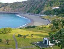 Pestana Bahia Praia Hotel auf Sao Miguel, idyllischer Küstenblick mit üppigen Gärten und entspanntem Strandambiente – perfekt für naturnahe Erholung.