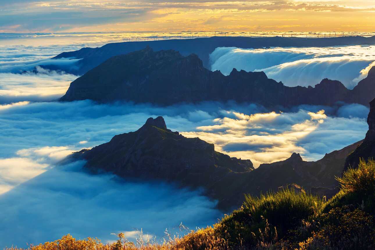 Blick vom Pico Ruivo auf die Berglandschaft Madeiras im goldenen Licht des Sonnenuntergangs