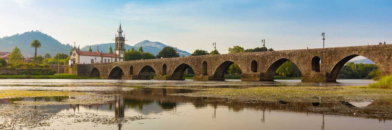 Ponte de Lima Stadtansicht mit der berühmten alten Brücke.