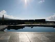 Luxuriöser Pool mit Sonnenliegen und herrlichem Bergblick – Entspannung pur mit picotours.