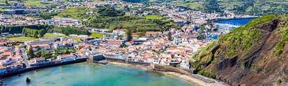 Bucht von Porto Pim auf Faial mit geschütztem Sandstrand, türkisblauem Wasser und Blick auf die Küstenstadt Horta auf den Azoren