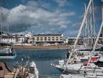 Hotel direkt an der Marina von Praia da Vitória auf Terceira, mit Blick auf Segelboote und die Altstadt