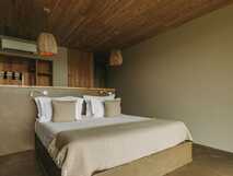 Santa Barbara Eco Beach Resort – Gemütliches, naturverbundenes Zimmer mit modernem Komfort und warmem Ambiente auf Sao Miguel.