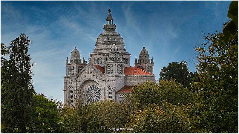 Die imposante Basilika Santa Luzia thront über Viana do Castelo und bietet einen Panoramablick über Nordportugal.