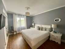 Quinta dos Bravos auf Sao Miguel, gemütliches, helles Schlafzimmer mit moderner Ausstattung und ruhiger Atmosphäre für erholsame Nächte.