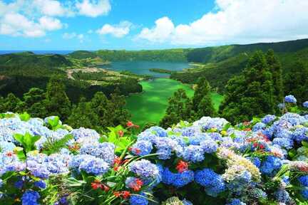 Sete Cidades ist kesselförmig mit einem vulkanischen Ursprung. Dieser Ort ist magisch und wird Ihre Azoren Rundreise 14 Tage zu einem ganz besonderen Erlebnis machen.