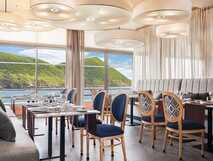Modernes Restaurant mit stilvoller Einrichtung und großartigem Meerblick auf Terceira.