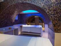 Behandlungsraum im Spa-Bereich des Vila Galé Collection São Miguel mit Mosaikdecken, Wellnessliegen und sanfter Beleuchtung.