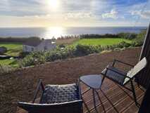 Terrassenblick aufs Meer bei Sonnenuntergang – entspannte Auszeit mit picotours.