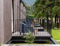 Landscape Furnas Boutique Hotel – Moderne Balkone mit Sitzgelegenheiten inmitten grüner Natur auf Sao Miguel, perfekt zum Entspannen.