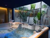 Casa Hintze Ribeiro Aparthotel auf Sao Miguel, luxuriöser Indoor-Whirlpool mit entspannendem Blick auf grüne Pflanzen für Erholung und Wohlbefinden.